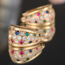 Brincos dourado redondo, cravejado com pedras especiais coloridas de zircônia sintética - Um toque de cor para o dia à dia!