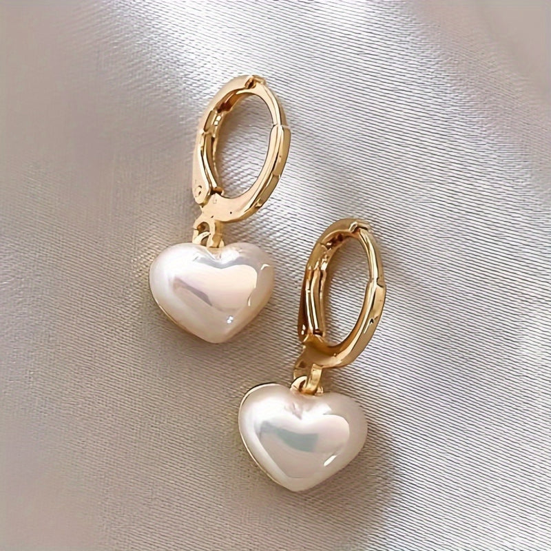 Brincos de luxo em formato de coração perolizado com argolas dourada similar a ouro  - Coração de luxo que provoca paixões!