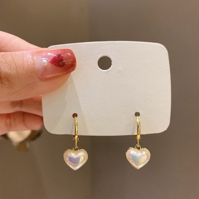 Brincos de luxo em formato de coração perolizado com argolas dourada similar a ouro  - Coração de luxo que provoca paixões!