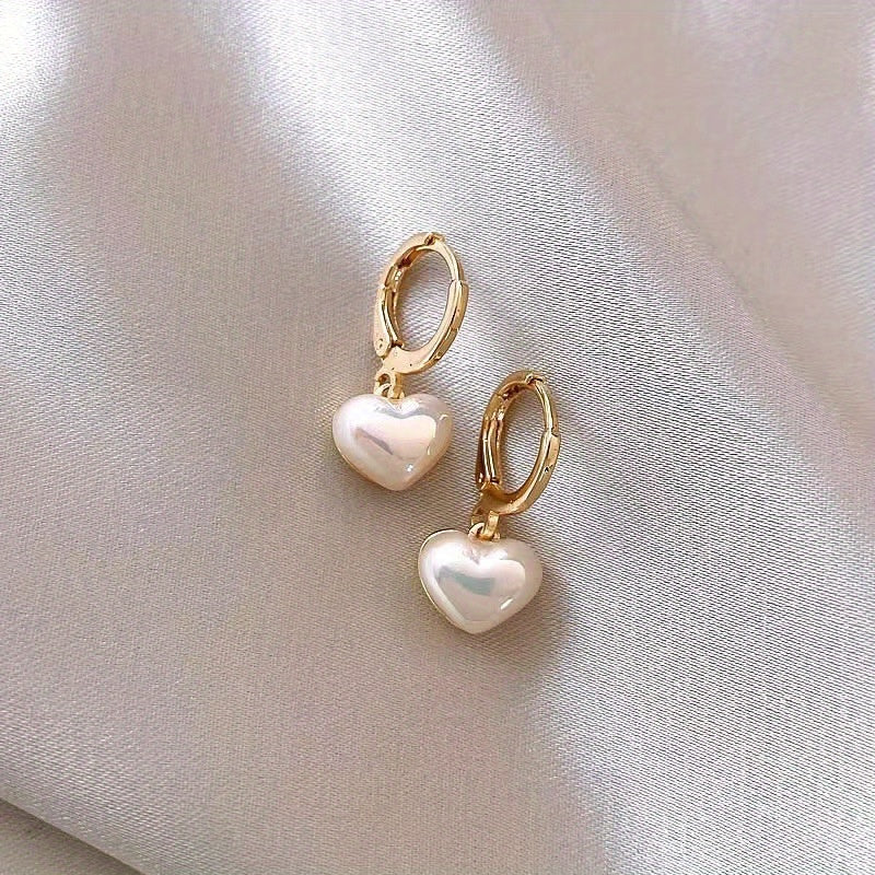 Brincos de luxo em formato de coração perolizado com argolas dourada similar a ouro  - Coração de luxo que provoca paixões!