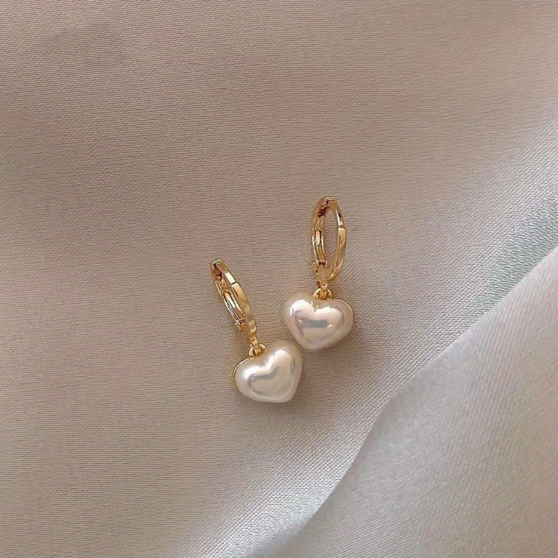 Brincos de luxo em formato de coração perolizado com argolas dourada similar a ouro  - Coração de luxo que provoca paixões!