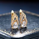Brincos de argolas douradas com decoração de zircônia brilhante em formato de lágrima - Semi joia elegante e luxuosa - Elegância em cada detalhe!