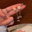 Brincos de Semi pérolas com adorno de Camélia elegantes e sofisticados, Semi joia de cor dourada,estilo luxo - Perfeita combinação de Elegância!