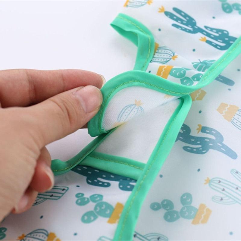 Avental de manga comprida para bebês - Proteja a roupa do seu bebê com muito mais estilo!"