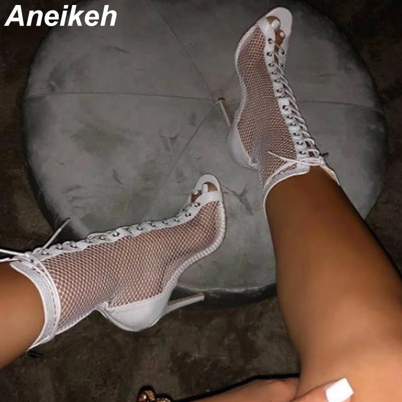 Bota feminina cano médio com malha transparente e respirável - Salto alto, cadarço frontal e biqueira aberta - Eleve seu estilo a um novo patamar!
