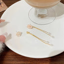 Brincos de Semi pérolas com adorno de Camélia elegantes e sofisticados, Semi joia de cor dourada,estilo luxo - Perfeita combinação de Elegância!