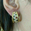 Brincos dourado redondo, cravejado com pedras especiais coloridas de zircônia sintética - Um toque de cor para o dia à dia!